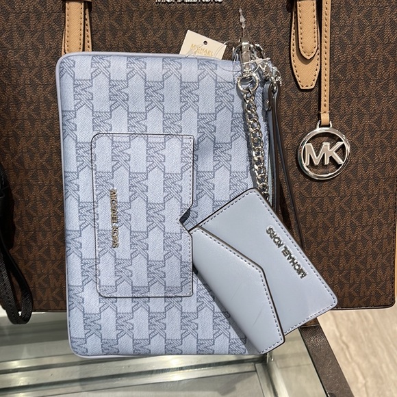 MICHAEL KORS JET SET ITEM LG 2 in 1 CARD CASE & WRISTLET
Pale Blue 
NWT - Picture 9 of 16